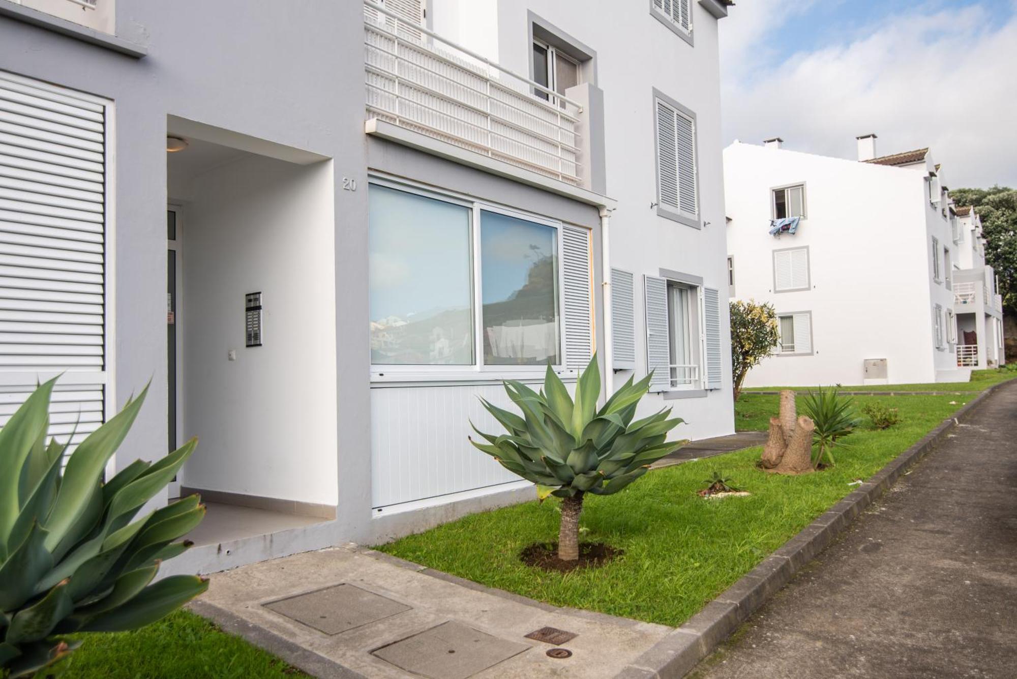 P&H Holiday Beach Apt Ponta Delgada Exterior foto